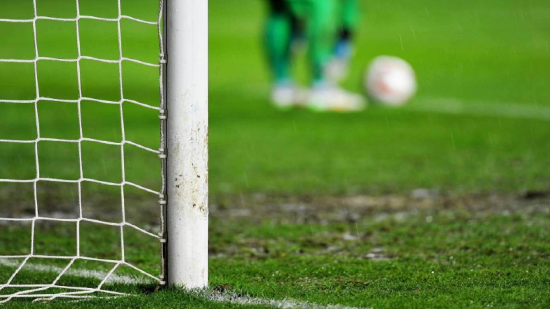 تساقط أمطار على أرضية الملعب - تعبيرية