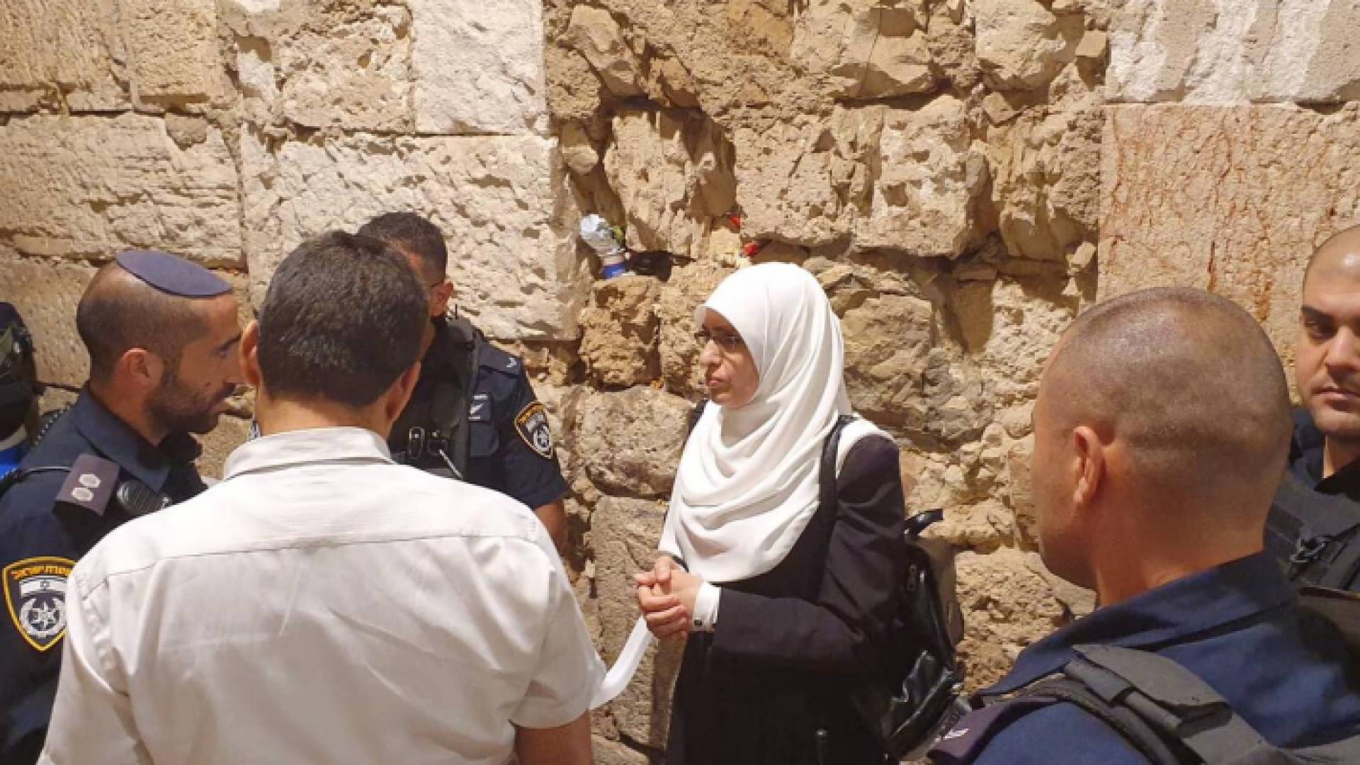 المعلمة الحلواني يتجمهر حولها قوات الاحتلال