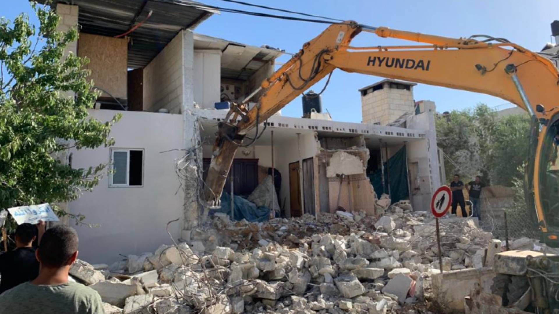 لحظة هدم أحد المنازل في القدس المحتلة