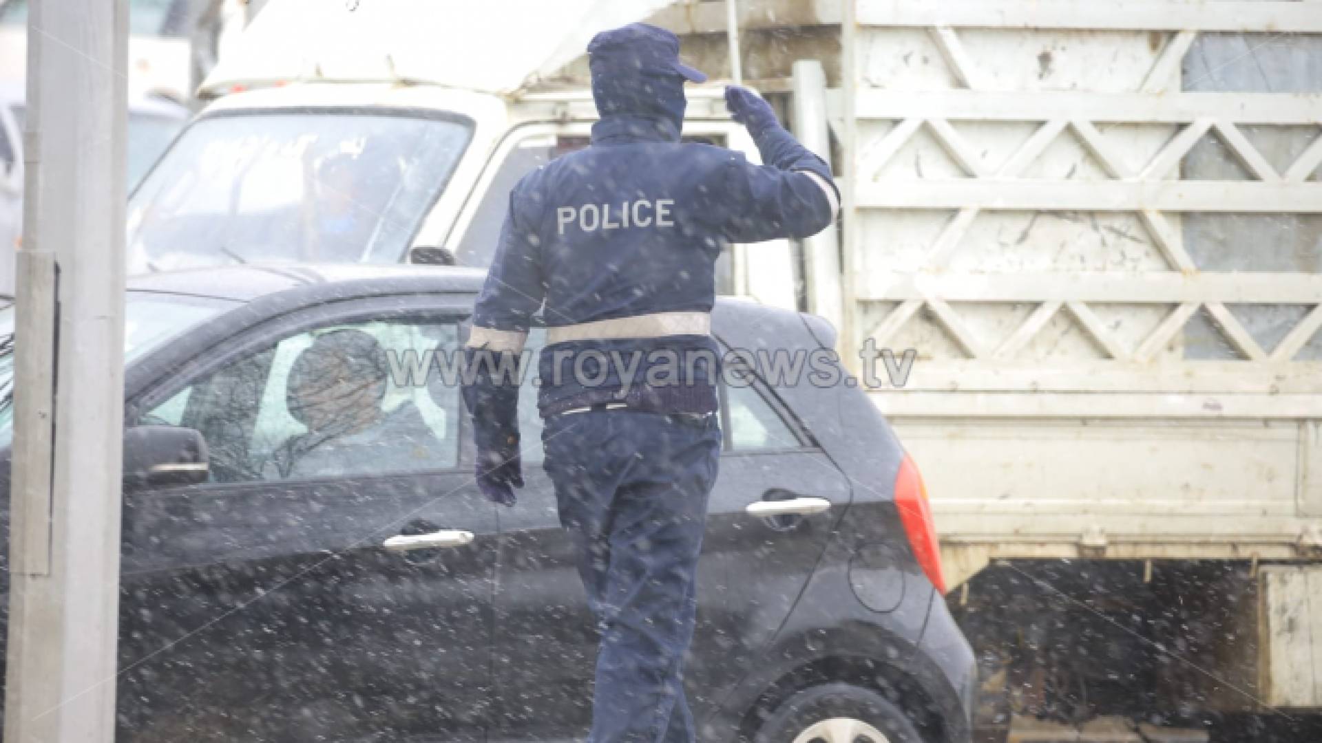 رجل أمن خلال المنخفض