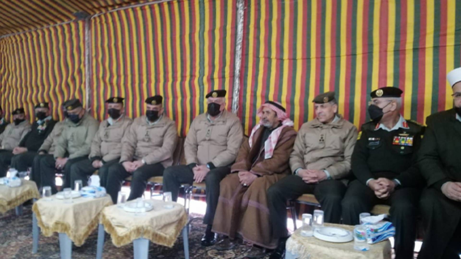 رئيس هيئة الأركان المشتركة يقدم واجب العزاء لذوي الشهيد المشاقبة