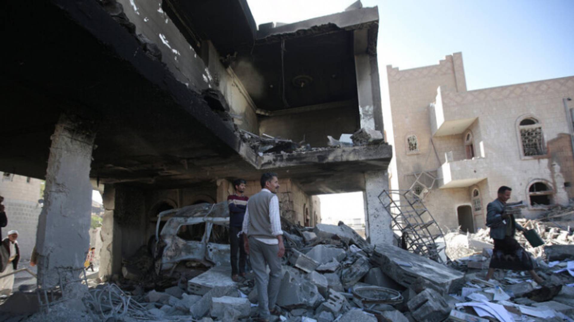 إحدى الضربات الجوية على منزل في صنعاء