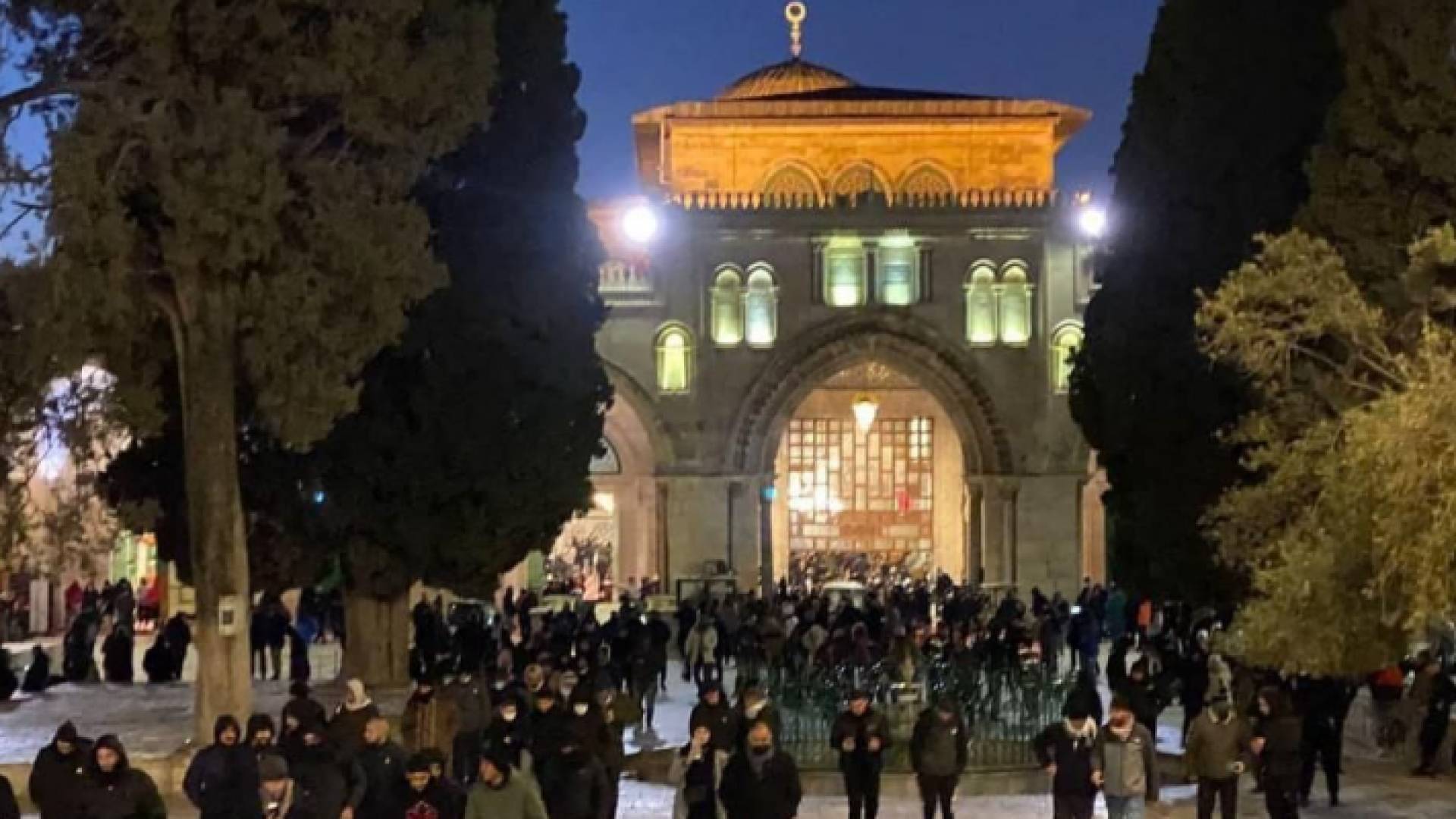 حشود من المصلين يلبون نداء الفجر العظيم بالأقصى نصرةً لـ"النقب الثائر"