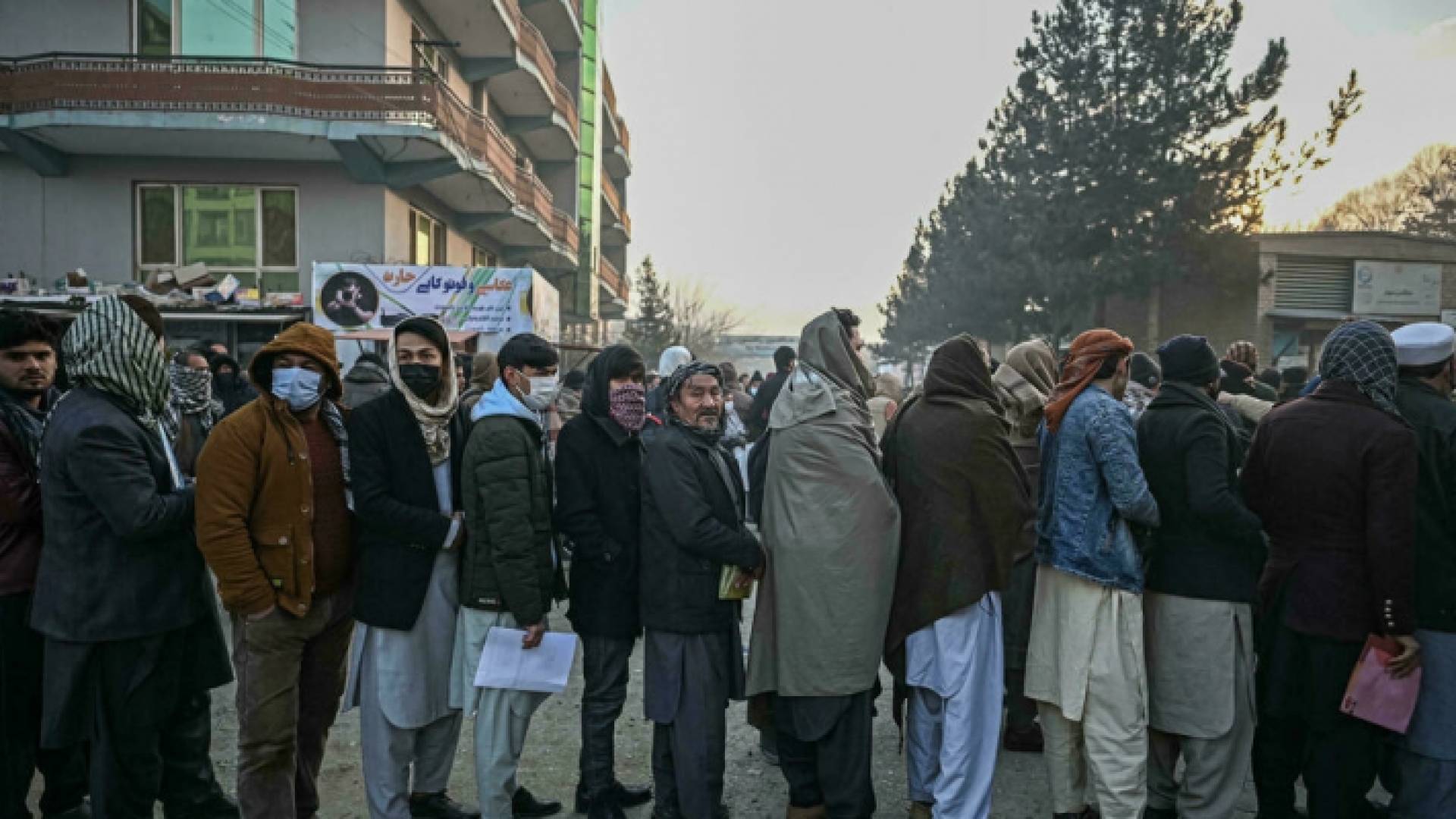 طوابير شكلها أفغان أمام مكتب إصدار جوازات السفر في كابول مهد رسفان- ا ف ب