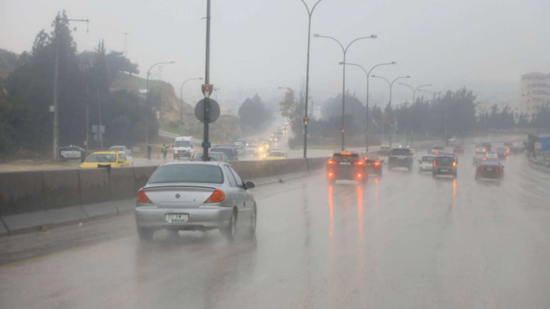 حركة السير على طريق المطار في المنخفض الجوي