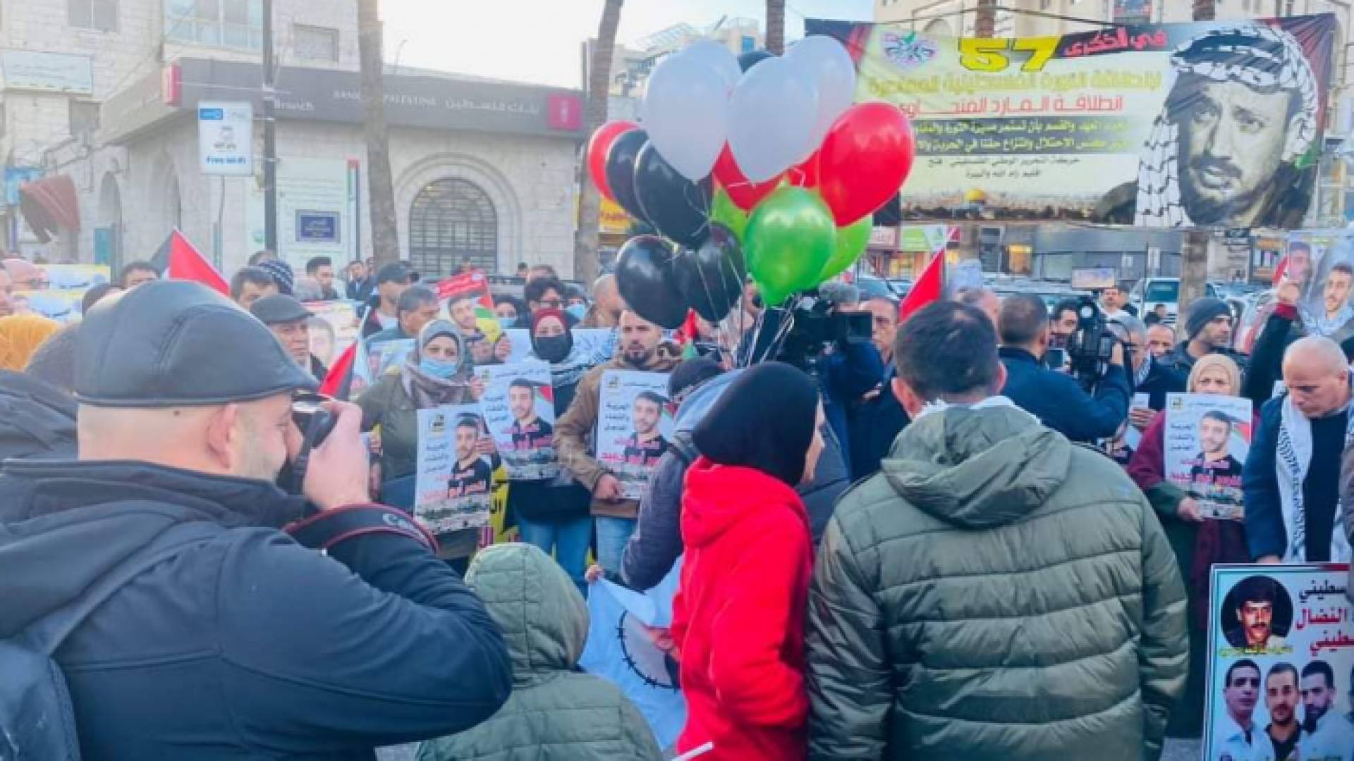 جانب من الوقفة التضامنية عند دوار المنارة في رام الله