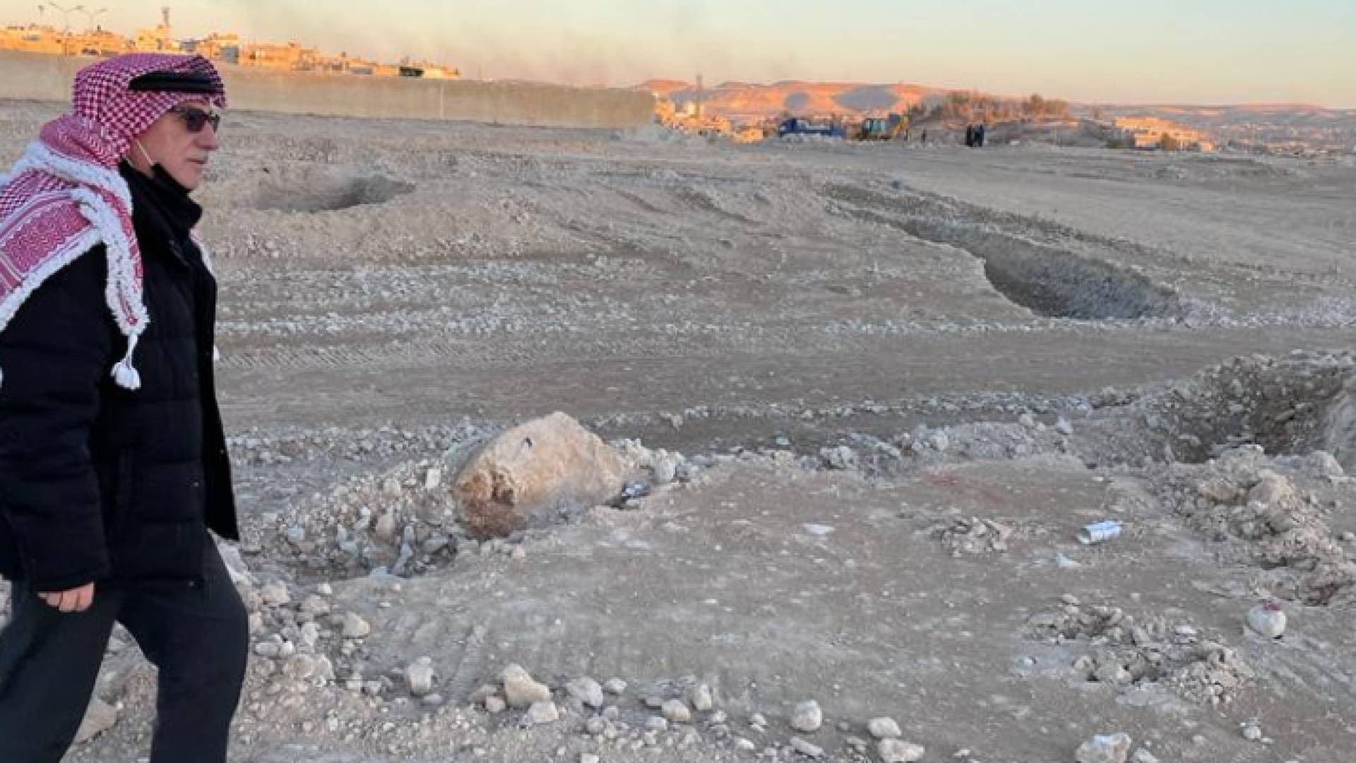 وزير الاشغال يتفقد سير العمل بمشروع الحديقة البيئية