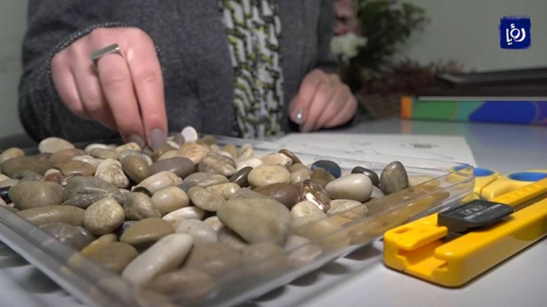 الحجارة.. أداة للتشكيل والفن بيد الشابة الفلسطينية زينب القواسمة