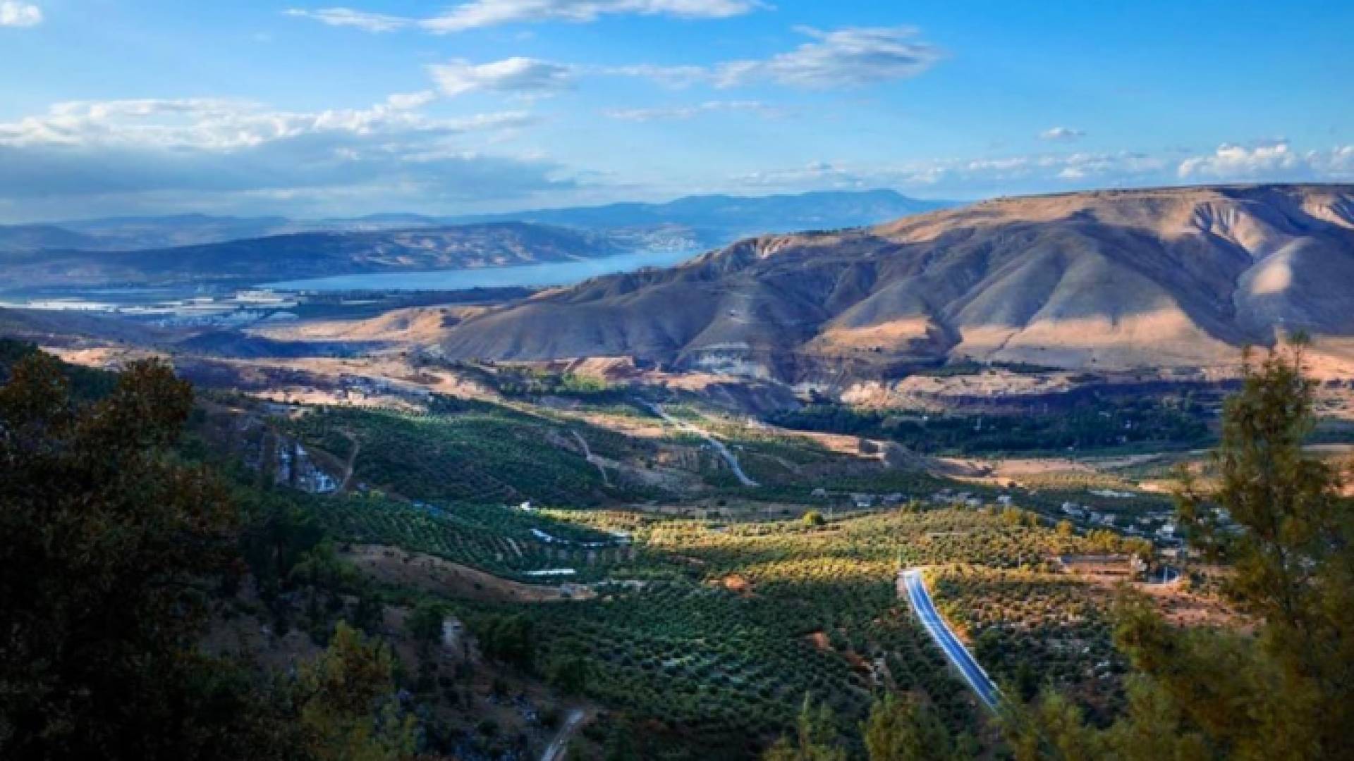 إطلالة من أم قيس في شمال الاردن على بحيرة طبريا