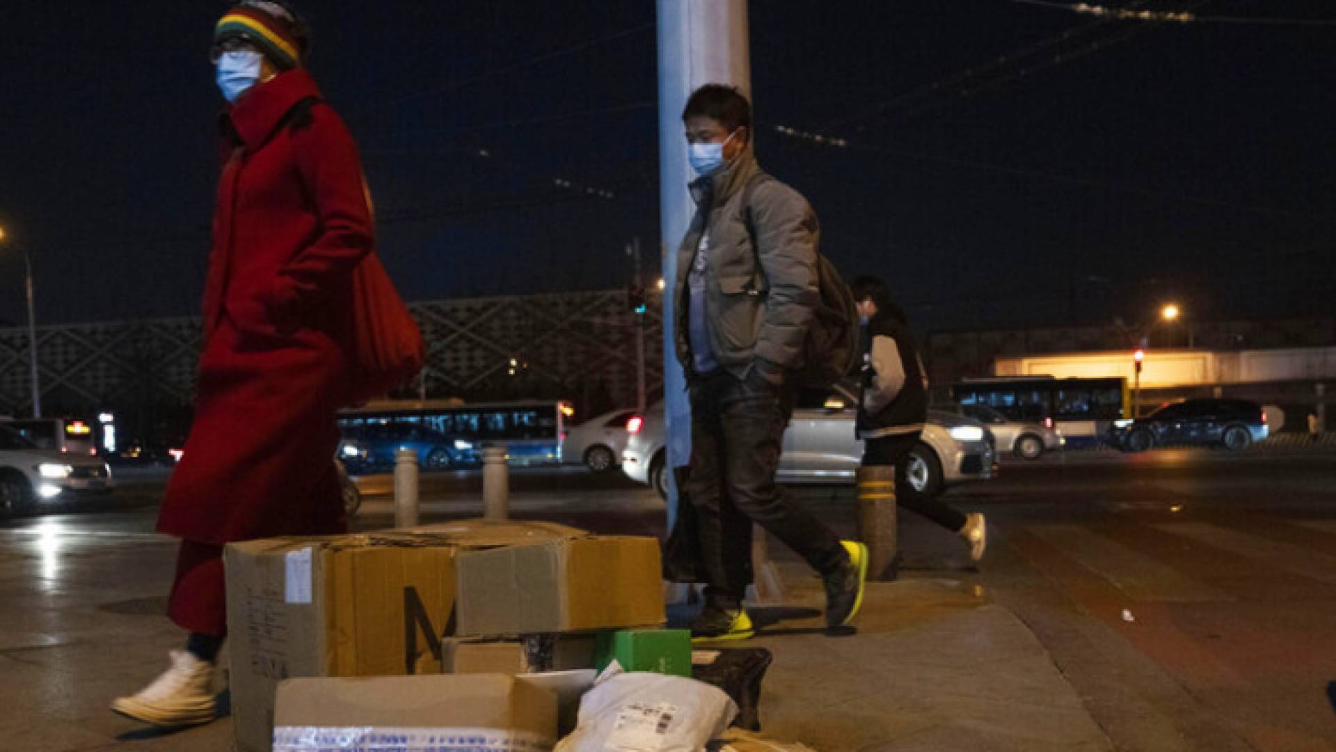 صينيون أمام طرود بريدية