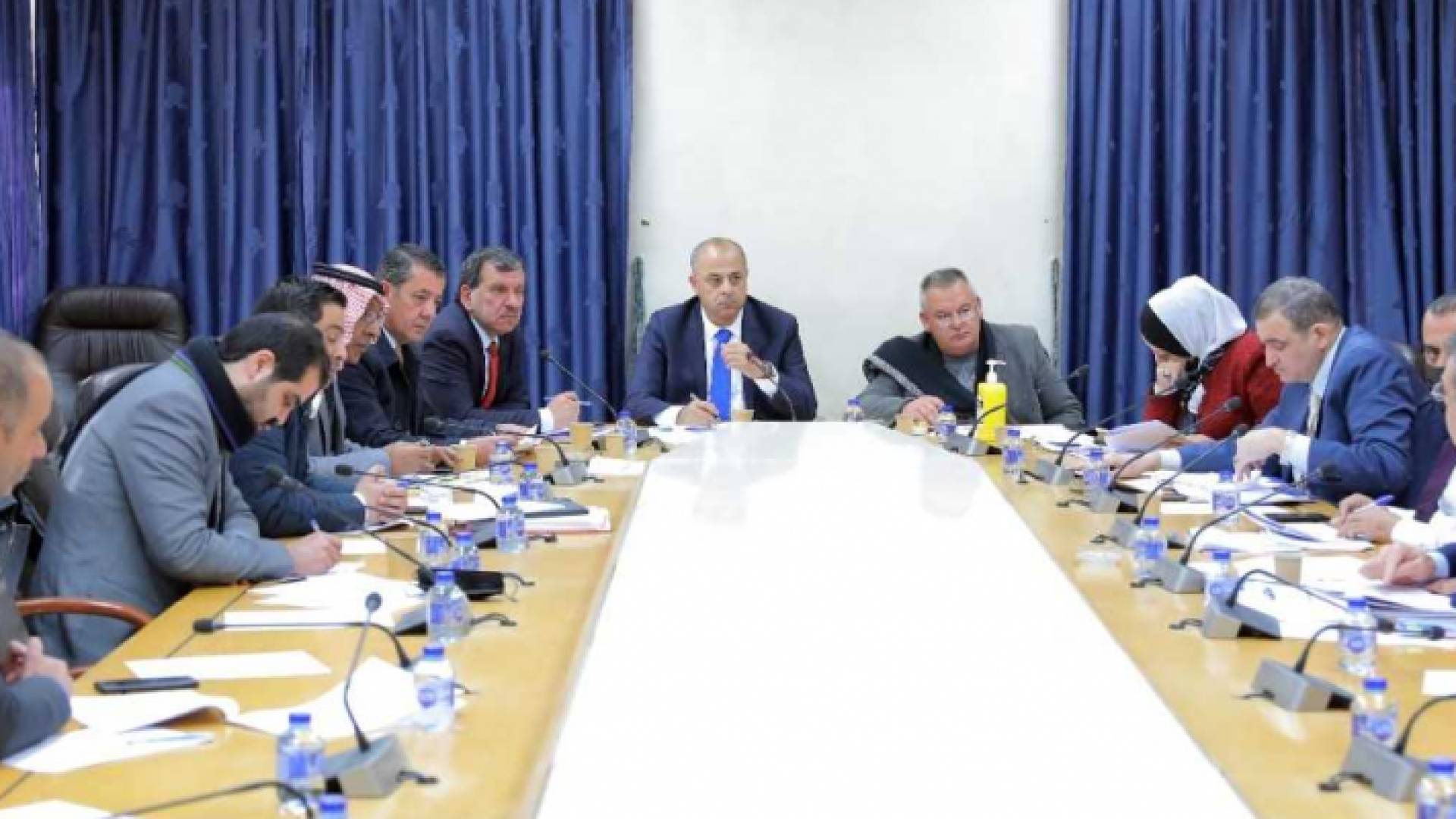 جانب من اجتماع اللجنة