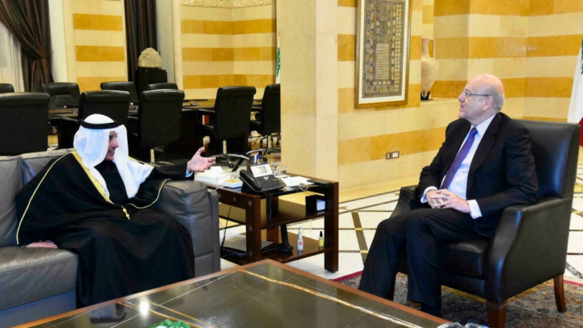 صورة وزعتها وكالة التصوير اللبنانية "دالاتي ونهرا" لرئيس الوزراء اللبناني نجيب ميقاتي (يمين) مستقبلا وزير الخارجية الكويتي الشيخ أحمد ناصر المحمد الص