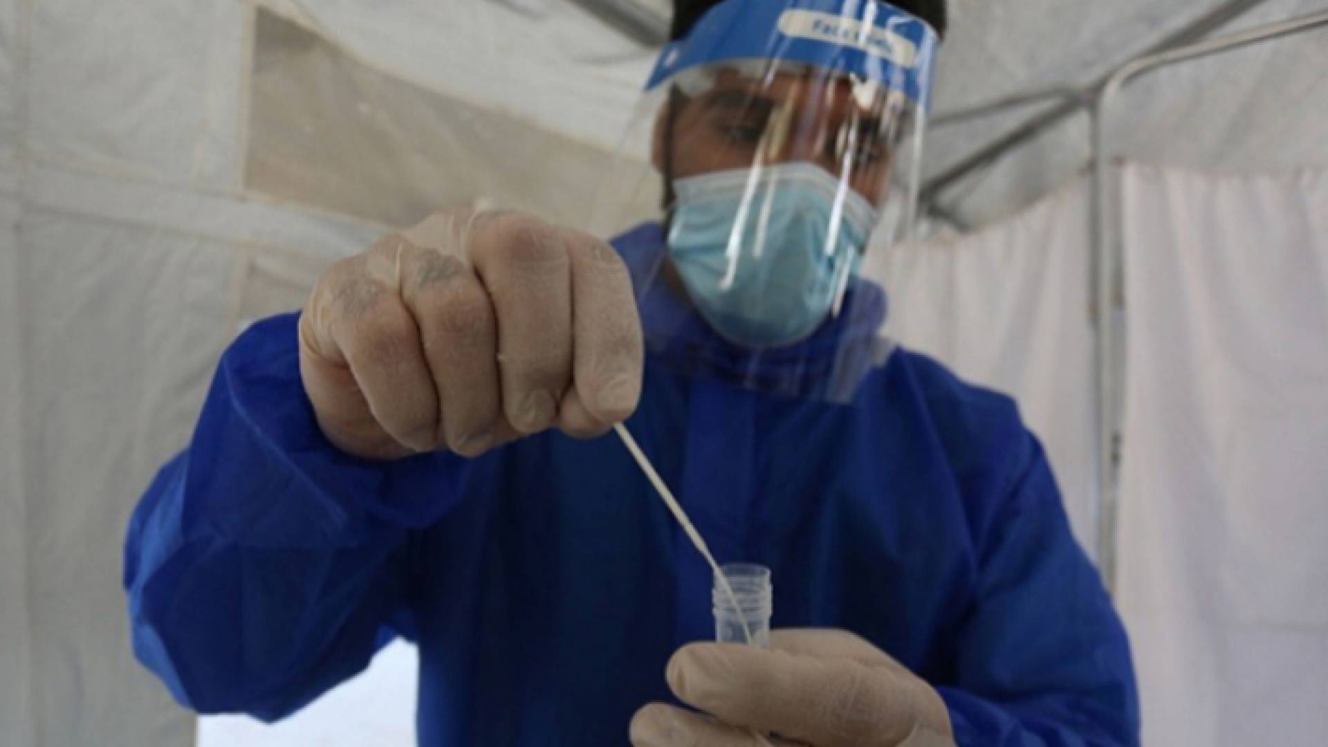 عامل في القطاع الصحي الفلسطيني يحضر جرعة من لقاح كورونا