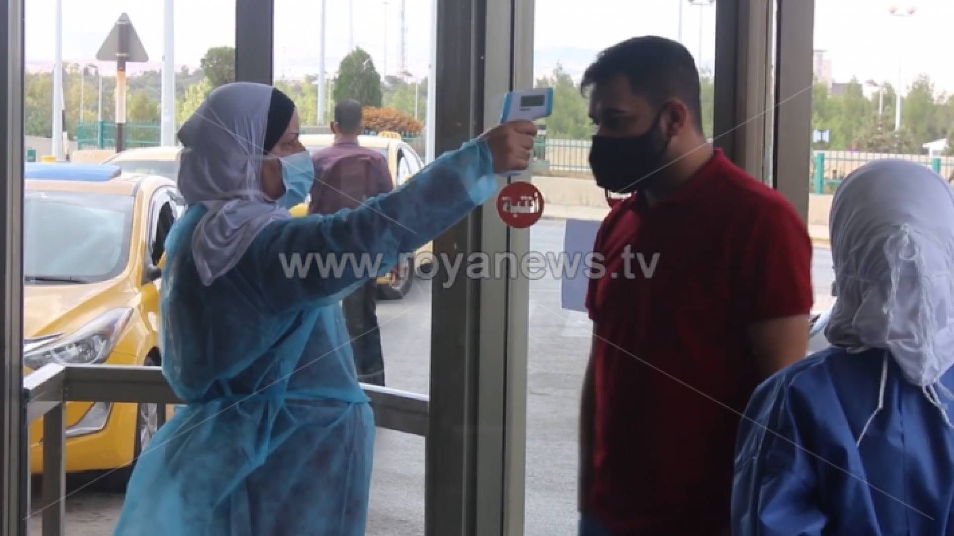 خلال إجراء فحص الحرارة لأحد الأشخاص