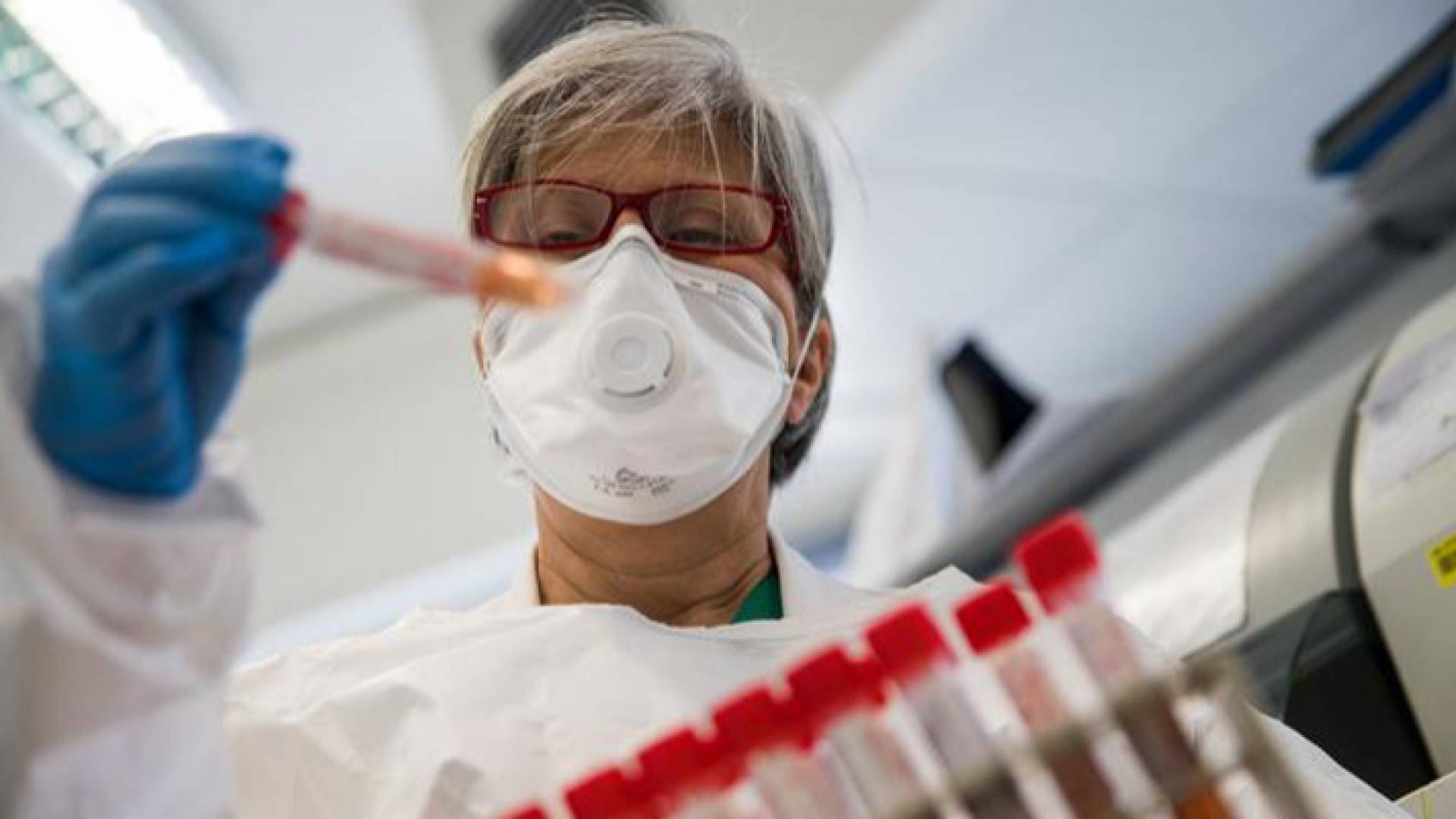 طبيب مصري يتوقع موعد السيطرة على كورونا