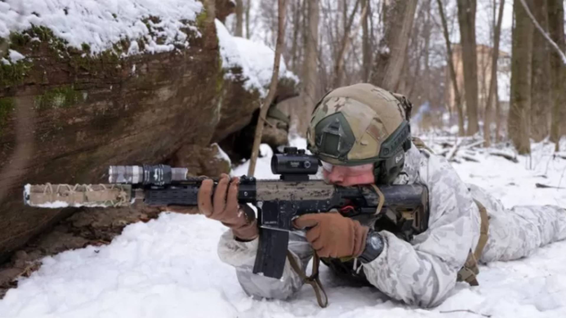 مدني أوكراني يشارك في مناورة عسكرية