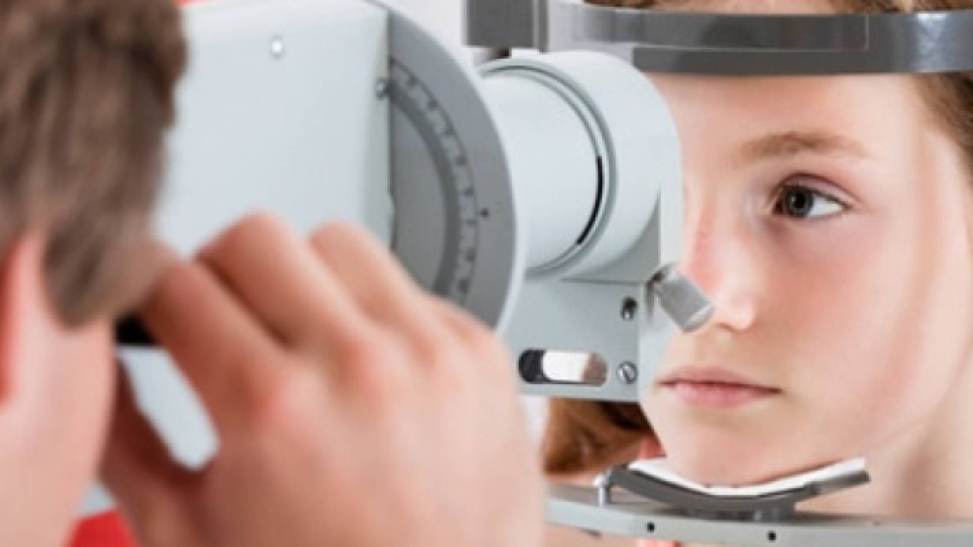 طفل يفحص عينيه