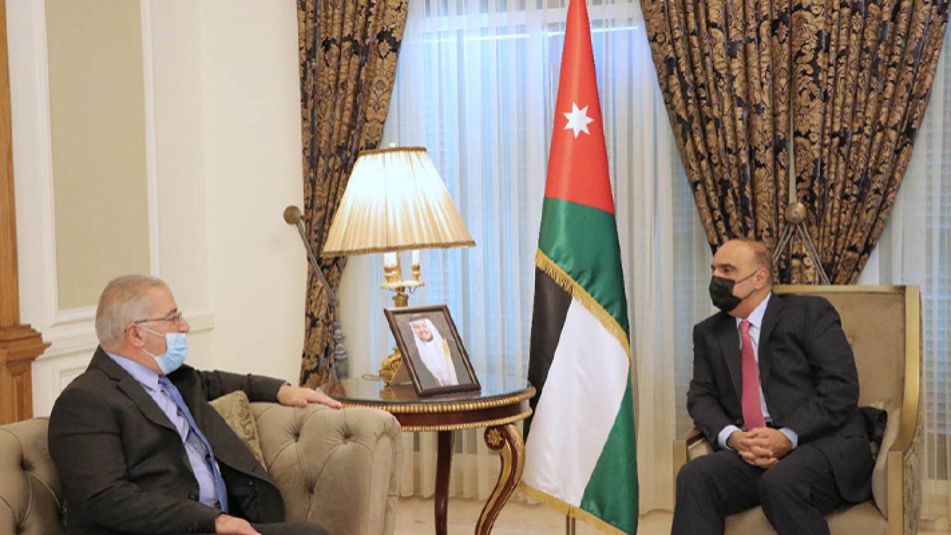 رئيس الوزراء الدكتور بشر الخصاونة خلال لقائه وزير النقل الفلسطيني عاصم سالم