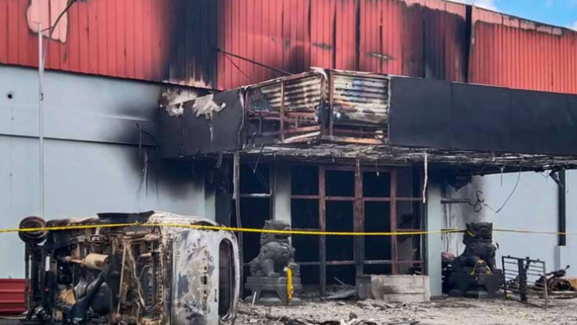 مركبة محترقة جراء أعمال الشغب