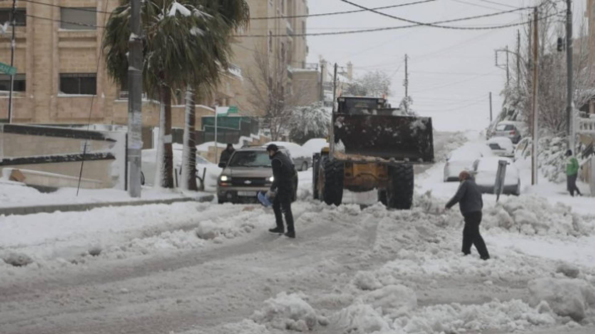 جرافة تعمل على إزالة الثلوج في عمان - ارشيفية