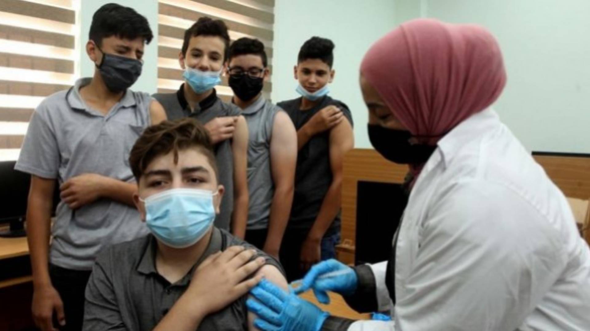 طلبة مدارس يتلقون لقاح كورونا