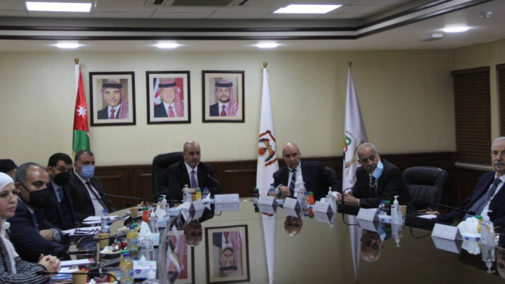 الصورة من وزارة الصناعة تظهر الوزير عمرو قبل اكتشاف إصابته