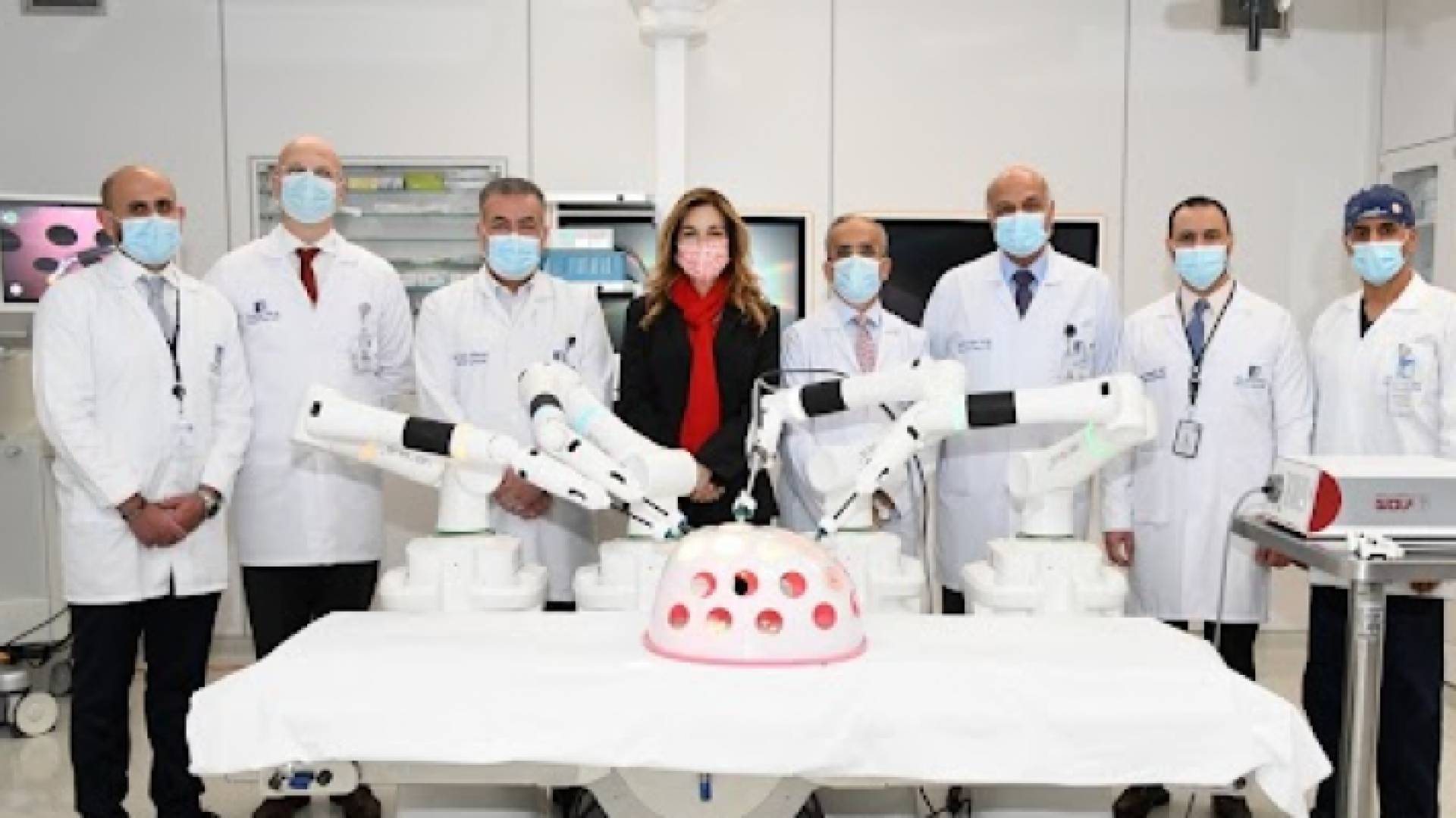 الأميرة غيداء طلال مع فريق طبي بمركز الحسين للسرطان