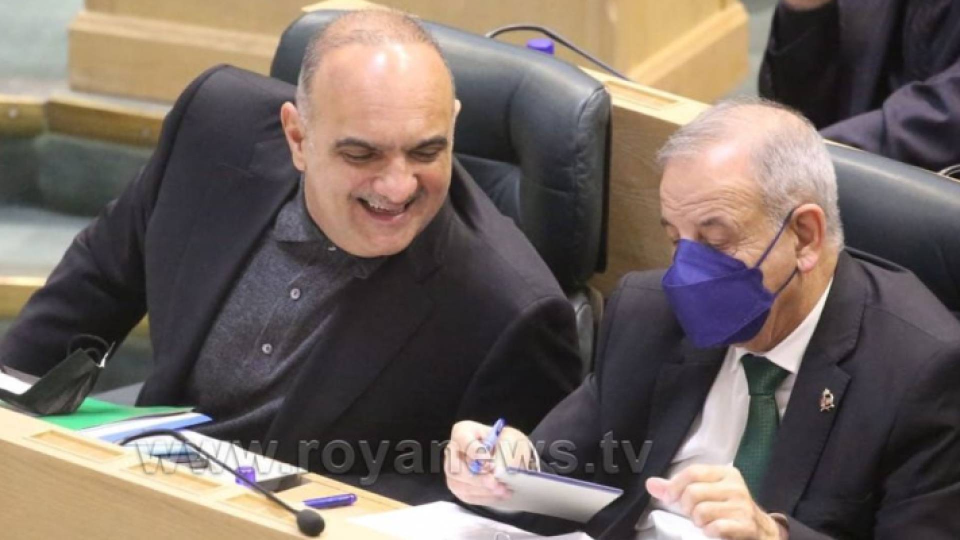 رئيس الوزراء الدكتور بشر الخصاونة وإلى يساره وزير الإدارة المحلية توفيق كريشان