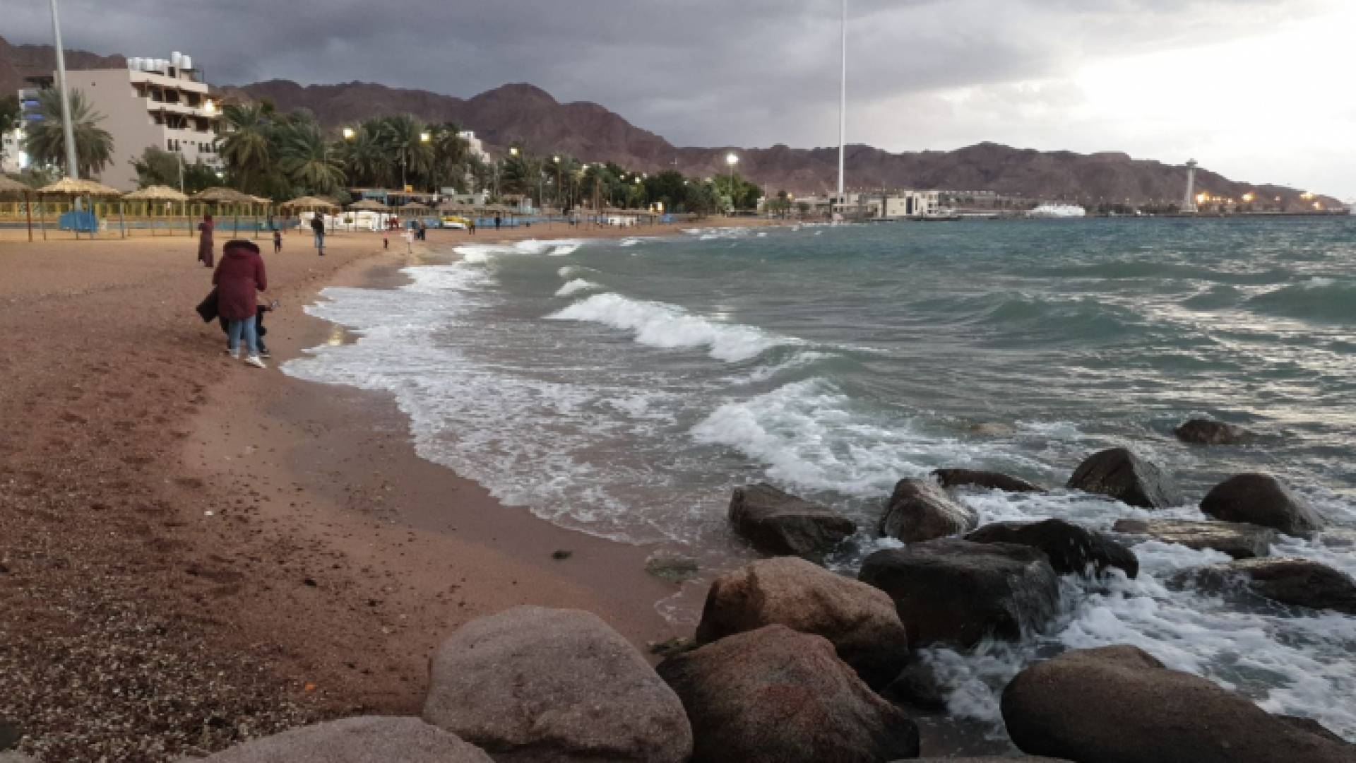 اخلاء شواطئ العقبة بعد ارتفاع موج البحر