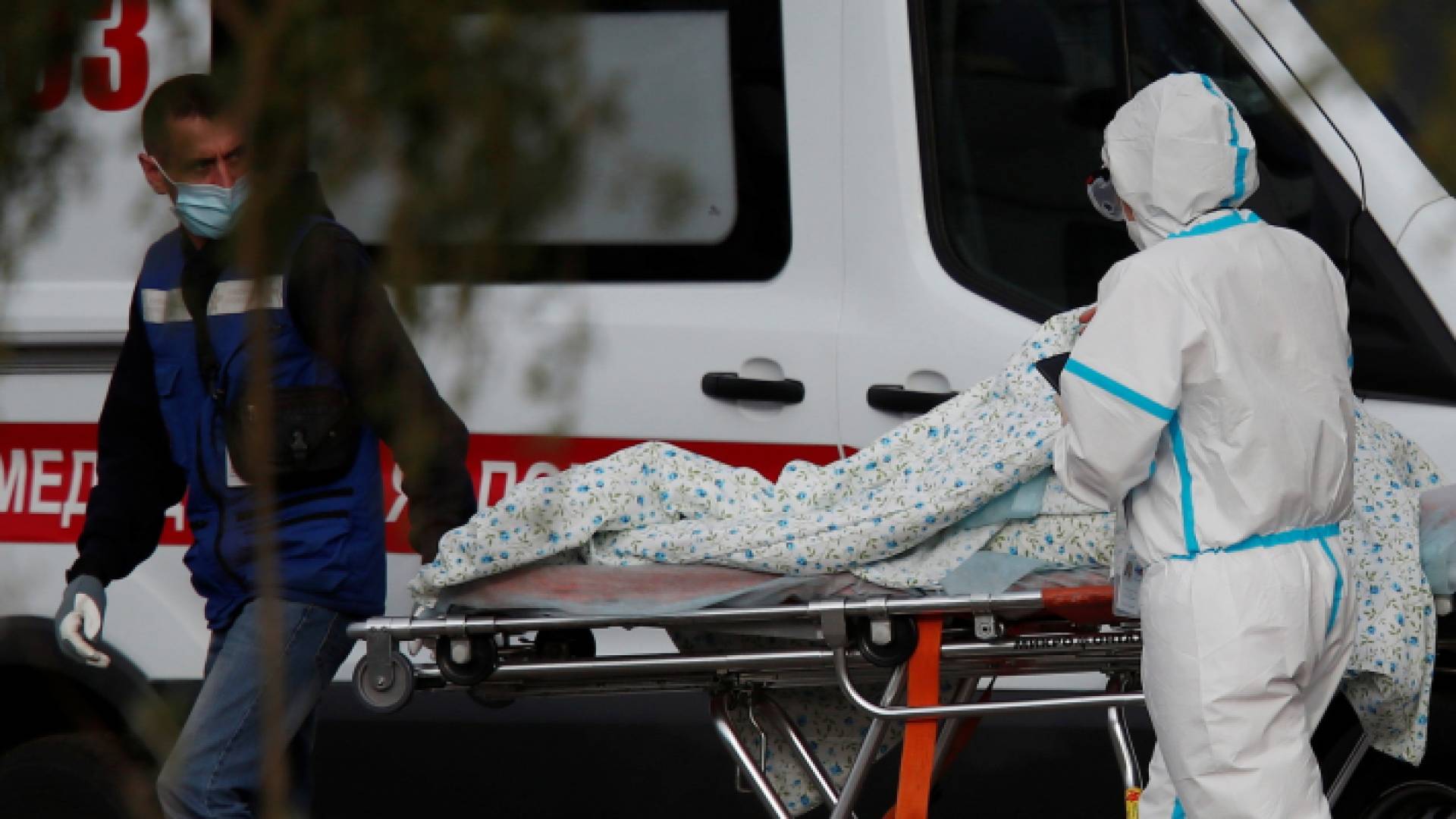 عاملان في القطاع الصحي الروسي