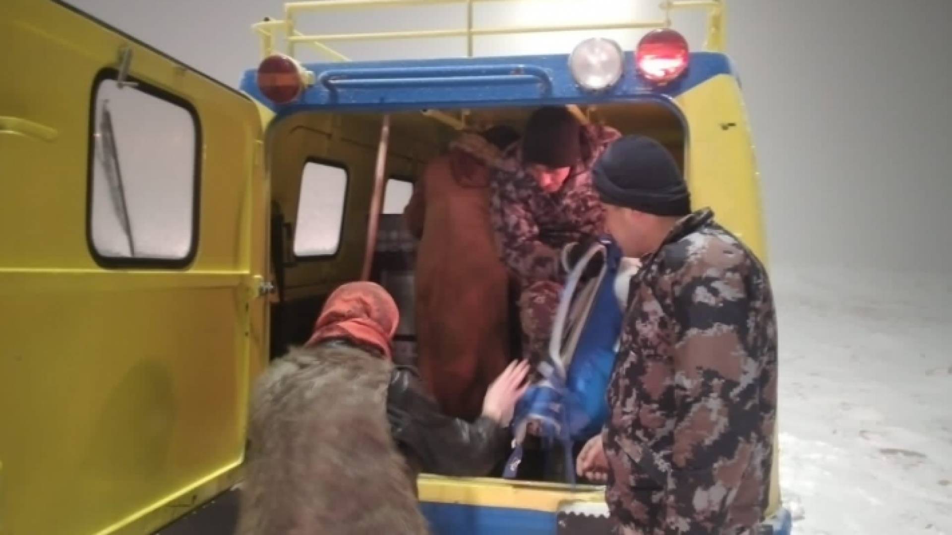 كوادر الدفاع المدني خلال المنخفض