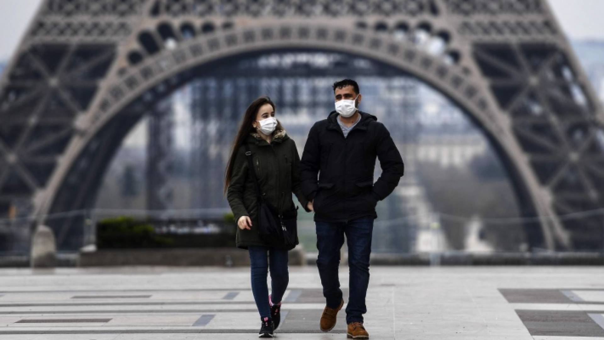 فرنسيون قرب برج إيفل