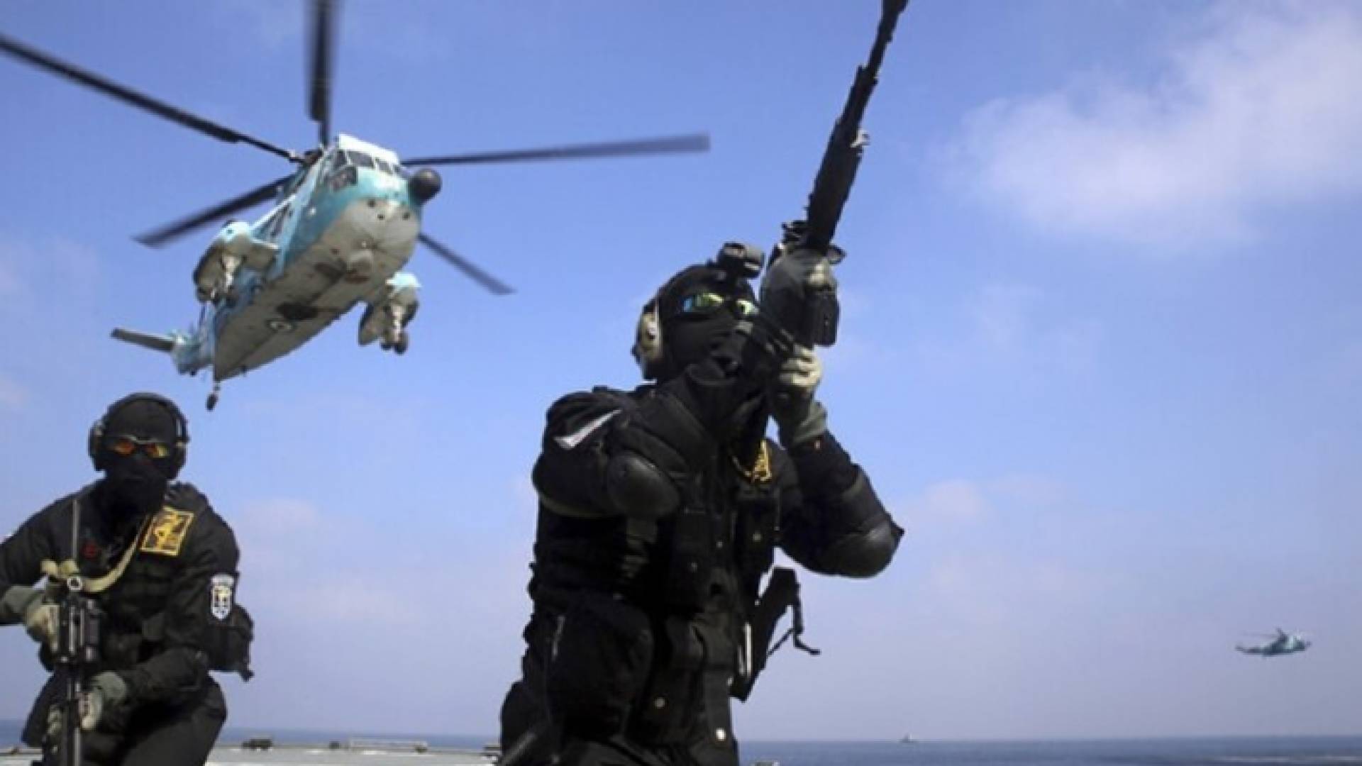 عناصر من القوات البحرية الإيرانية