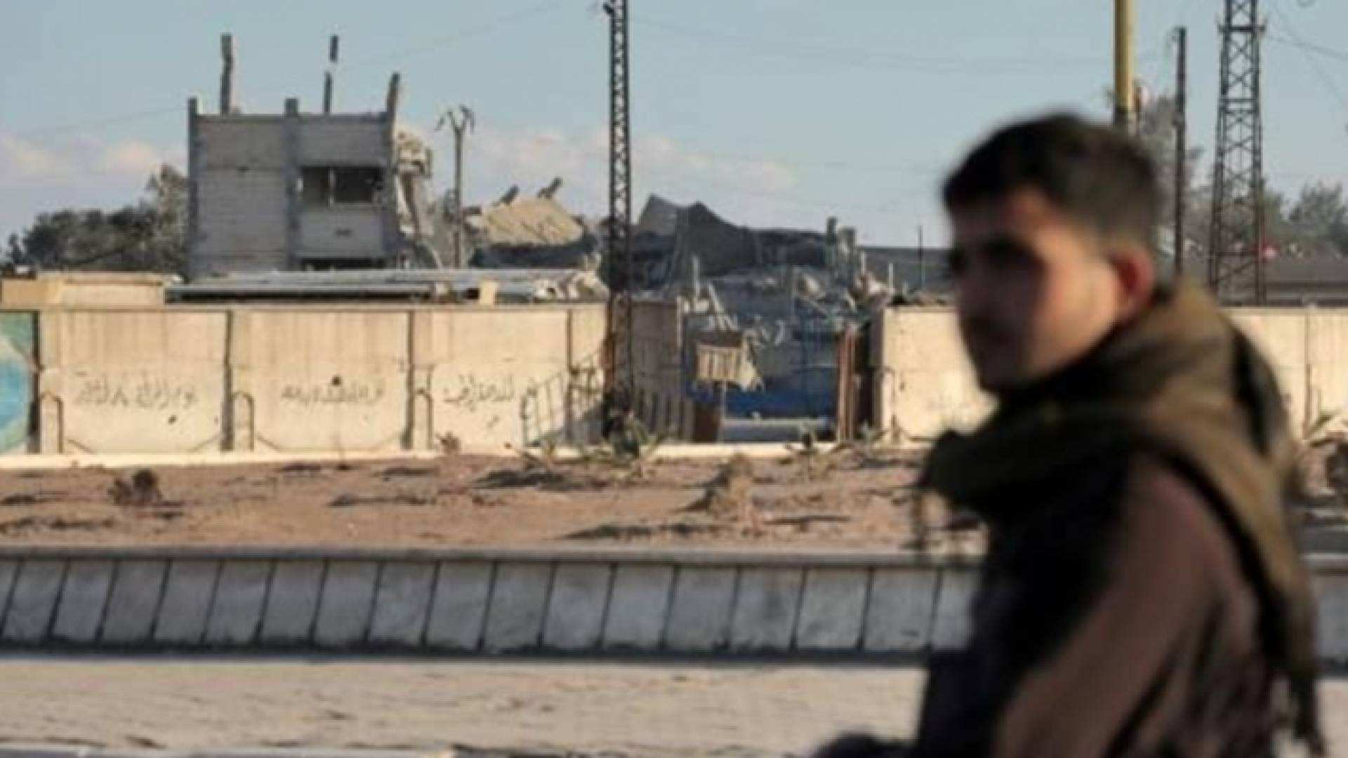 عنصر من قوات سوريا الديموقراطية أثناء تواجده في محيط سجن الصناعة في حي غويران في مدينة الحسكة