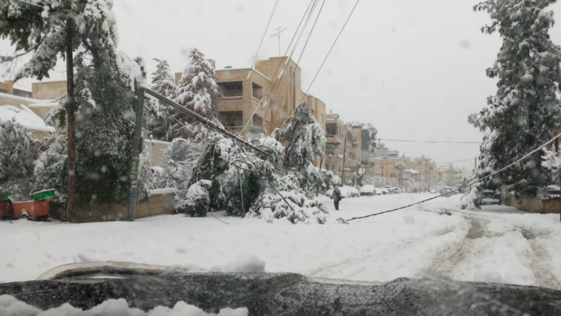 عمود كهرباء سقط في العاصمة عمان
