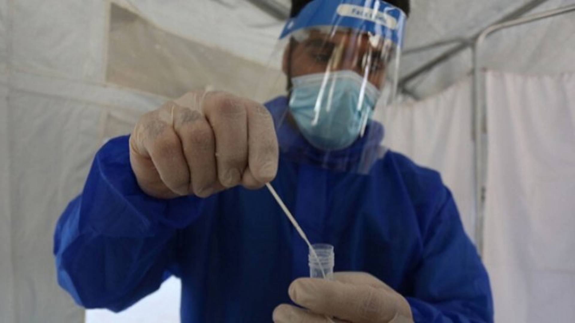 عامل في القطاع الصحي الفلسطيني يحضر جرعة من لقاح كورونا - أرشيفية