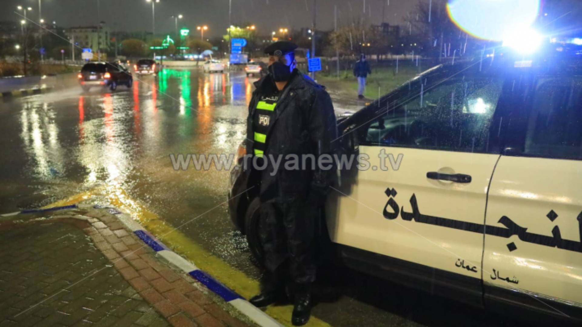 رجل أمن خلال المنخفض