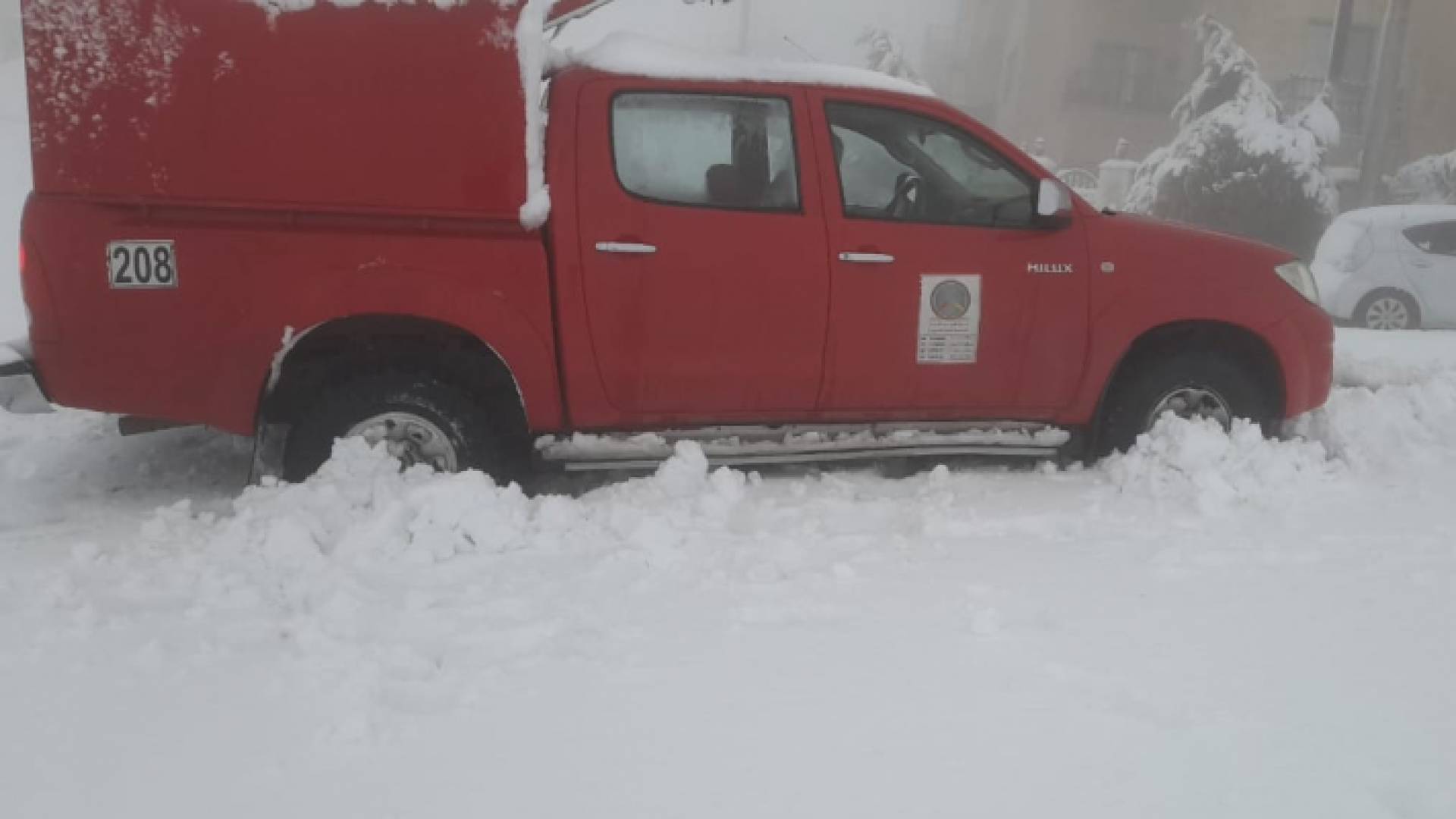 إحدى مركبات شركة الكهرباء العالقة بالثلوج