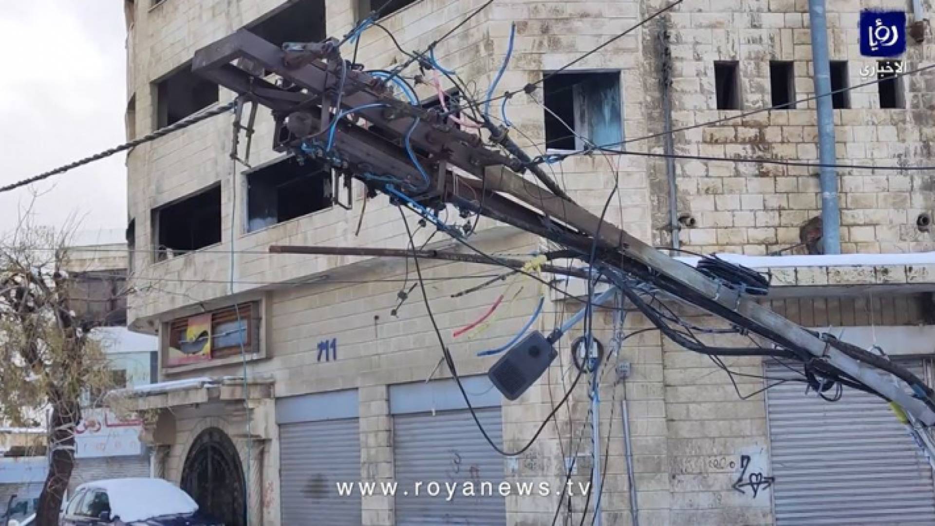 أحد أعمدة الكهرباء المائلة