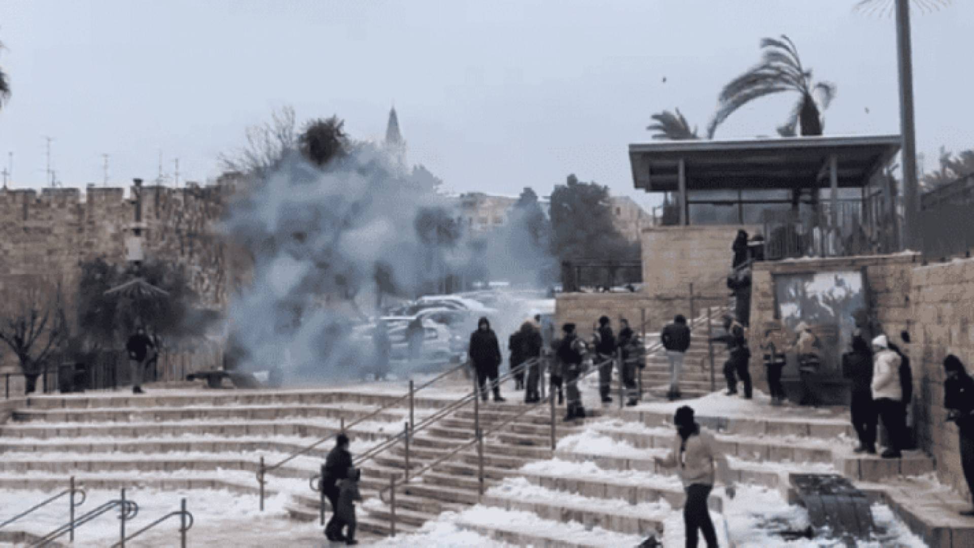 قوات الاحتلال تلاحق فلسطينيين خرجوا للهو بالثلج