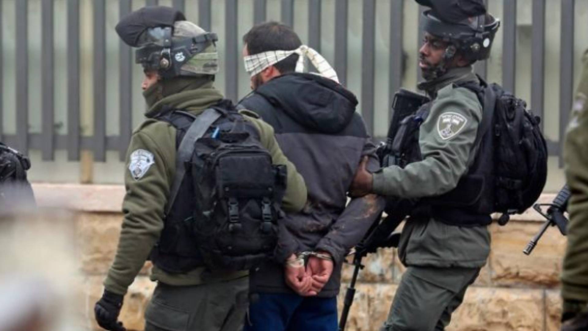 فلسطيني أثناء اعتقاله