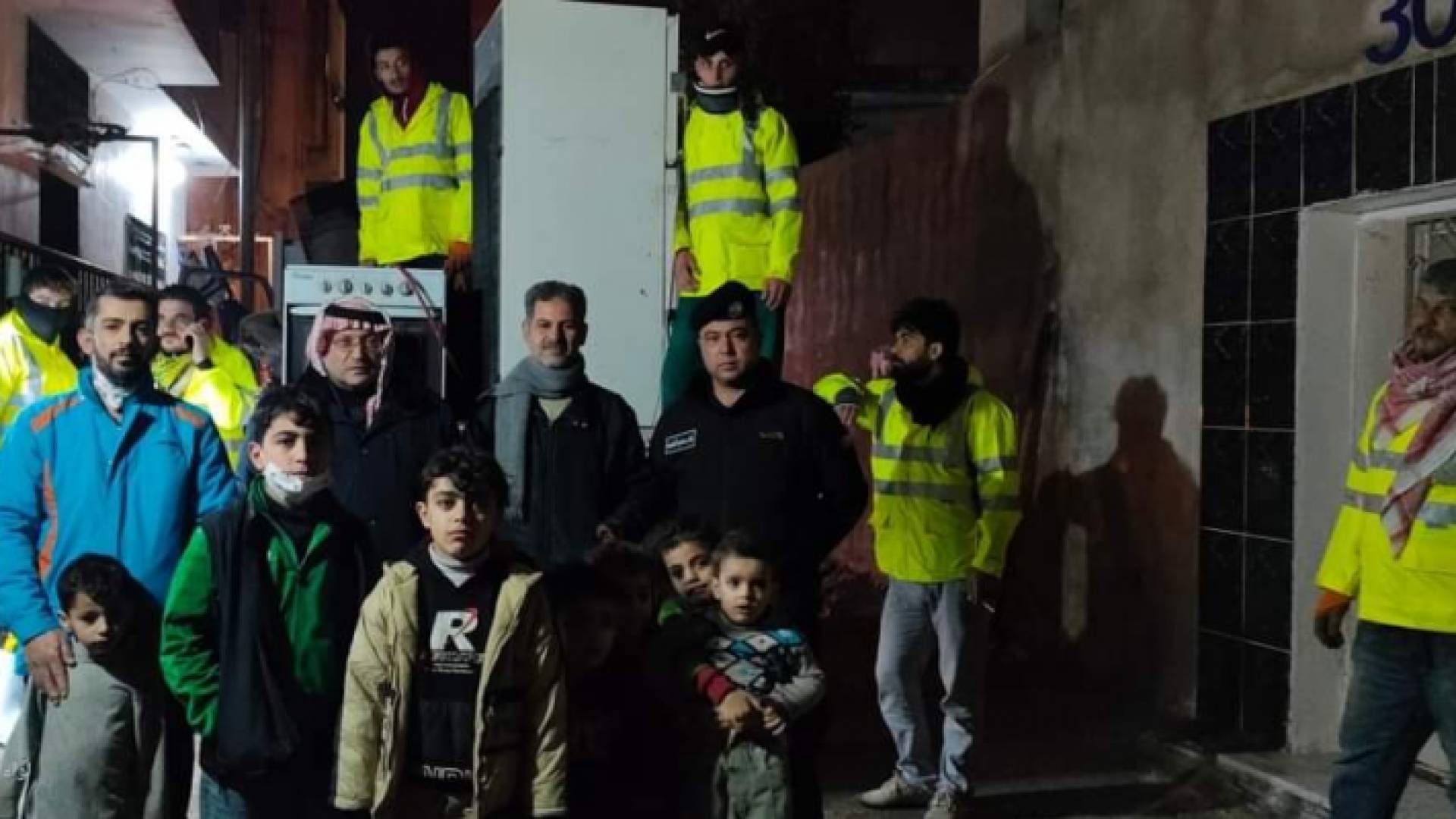 ترحيل عائلة في الرمثا تضم 13 فردا من بيت آيل للسقوط إلى شقة آمنة