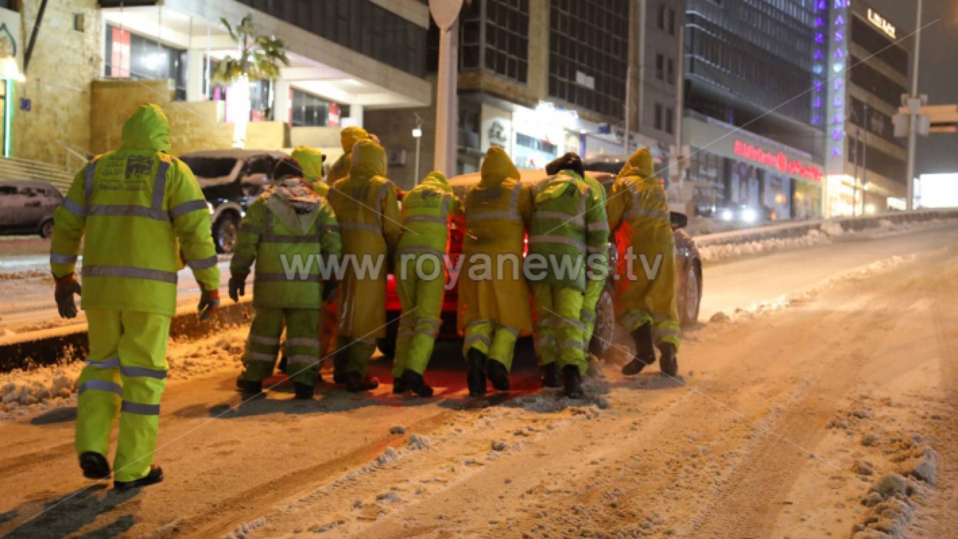 مركبة عالقة في الثلوج بالعاصمة عمان مساء الأربعاء
