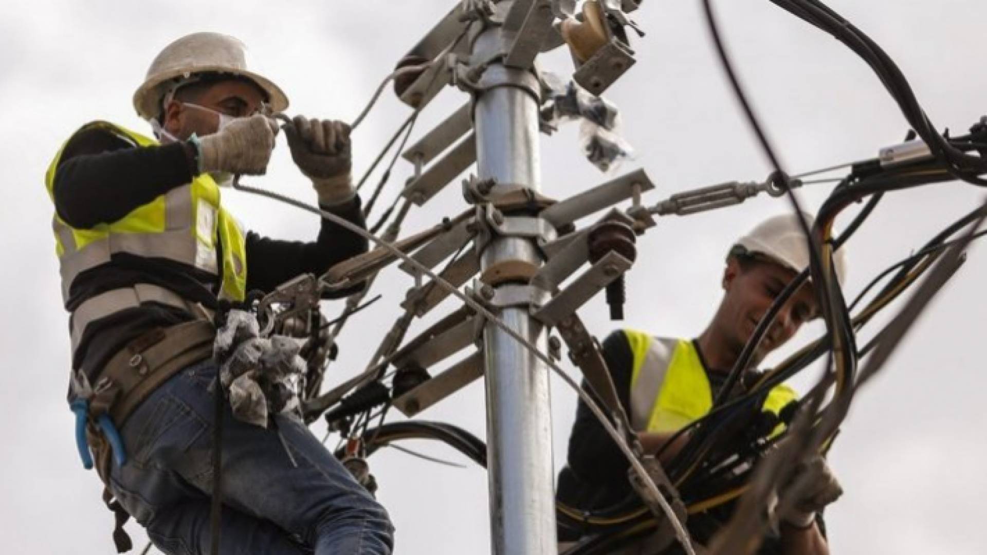 كوادر الكهرباء الأردنية تواصل جهودها لإعادة التيار الكهربائي لجميع المناطق