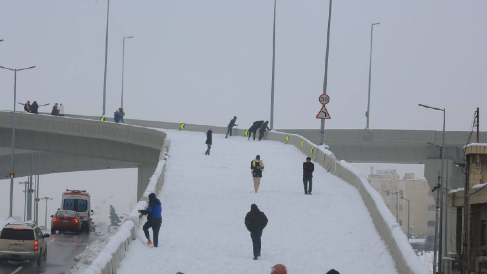 مواطنون يلعبون بالثلج