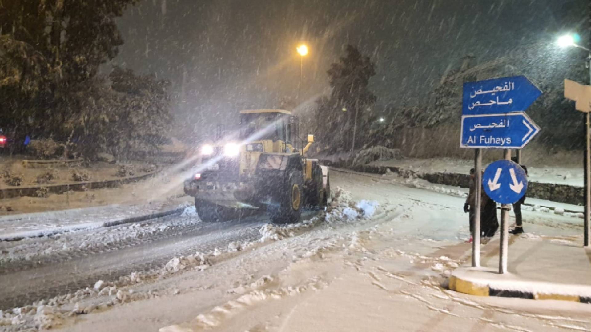 كوادر وزارة الأشغال تعمل على فتح الطرق