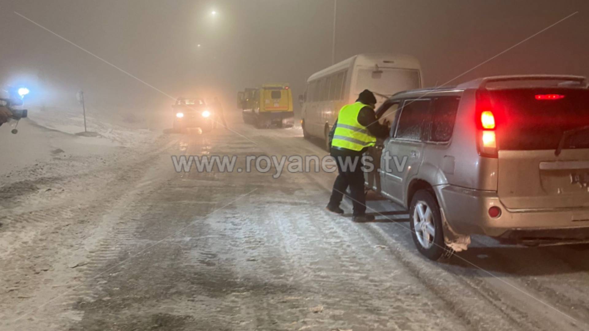 لحظة إنقاذ مواطنين في وادي موسى