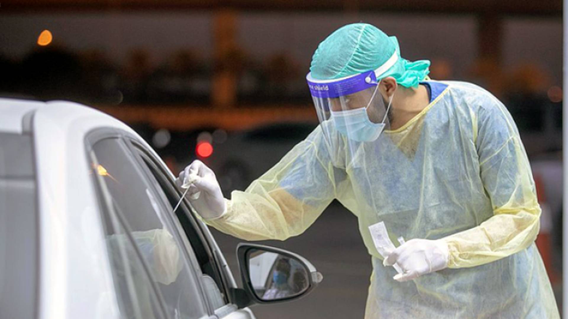 عامل في القطاع الصحي السعودي يفحص كورونا