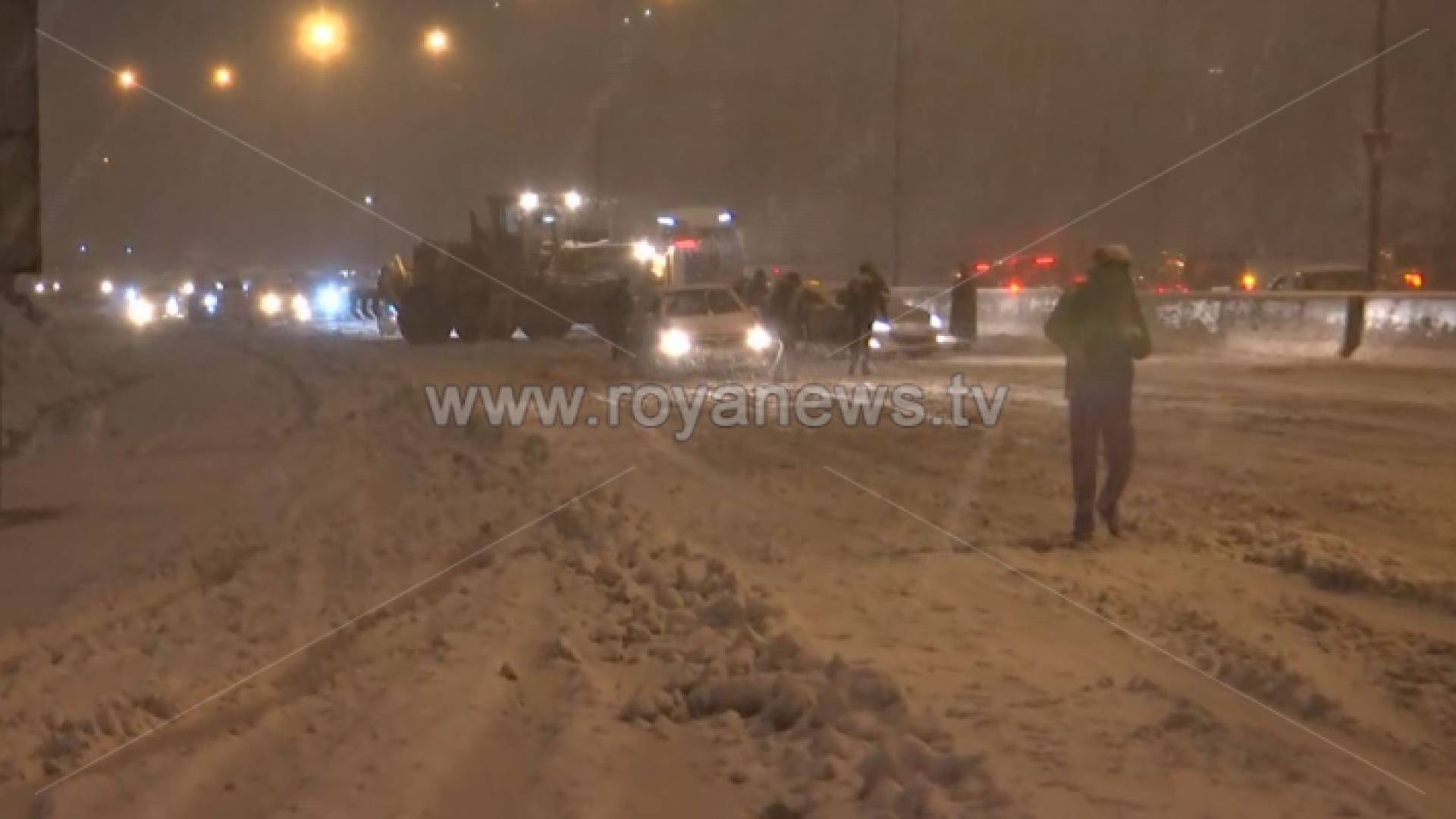 الثلوج على طريق المطار الأربعاء