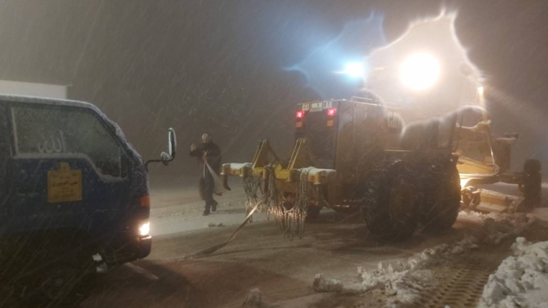 الاشغال: ازالة العوائق امام مركبة سياح علقت على طريق النقب - الراجف